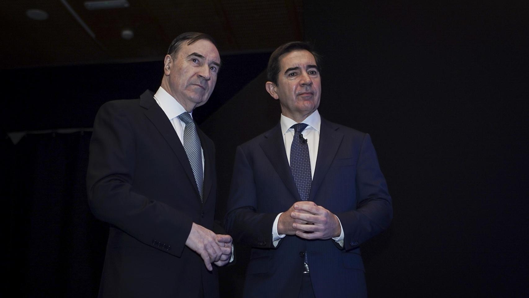 Pedro J. Ramírez, presidente ejecutivo y director de EL ESPAÑOL, y Carlos Torres Vila, presidente de BBVA ; en la apertura  de la segunda jornada del Wake Up, Spain 2025!