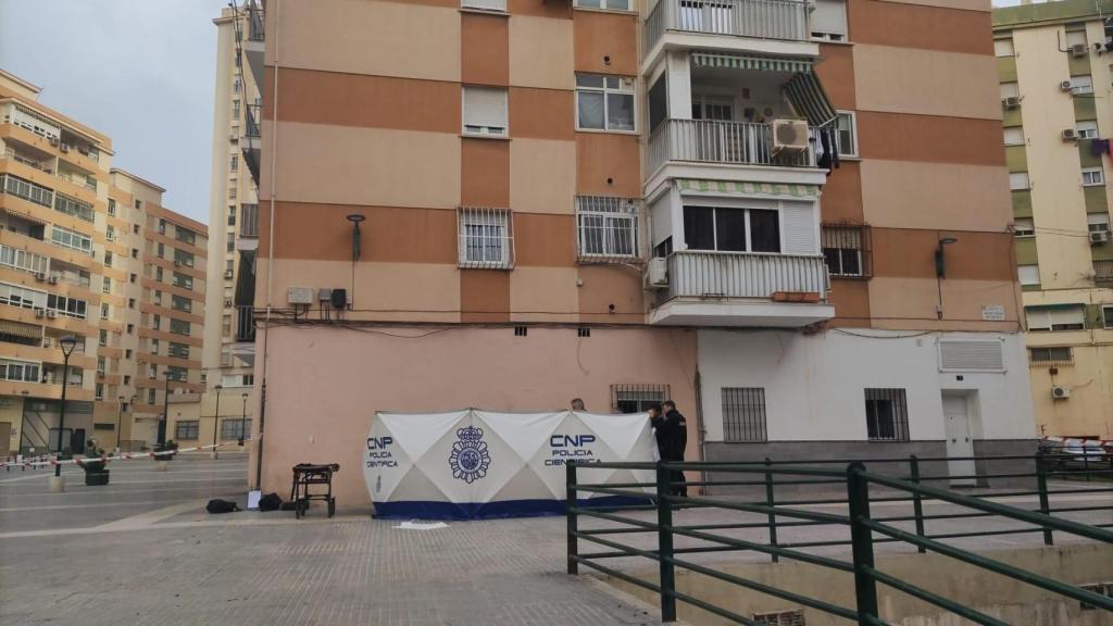 Fotografía de la calle donde han muerto un hombre y una mujer tras caer desde un bloque en Málaga.