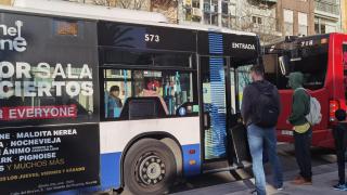 Luka y su amigo en la parada del autobús este martes en Alicante.