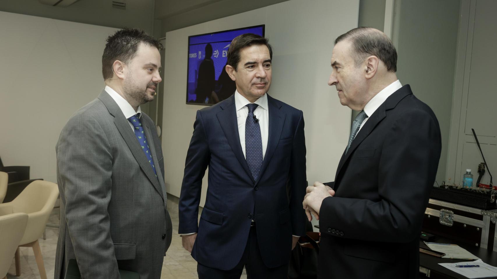 De izquierda a derecha; Arturo Criado, subdirector de EL ESPAÑOL-Invertia; Carlos Torres Vila, presidente de BBVA ; y Pedro J. Ramírez, presidente ejecutivo y director de EL ESPAÑOL;