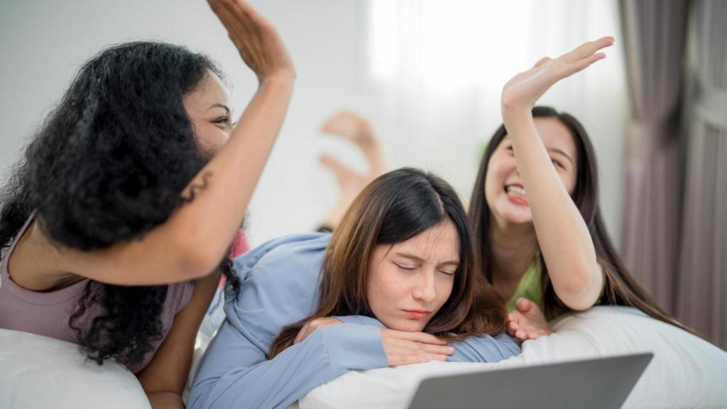 Un grupo de amigas bromean y se ríen