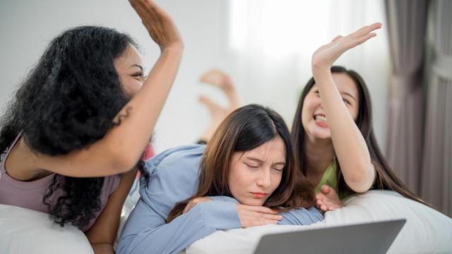 Un grupo de amigas bromean y se ríen