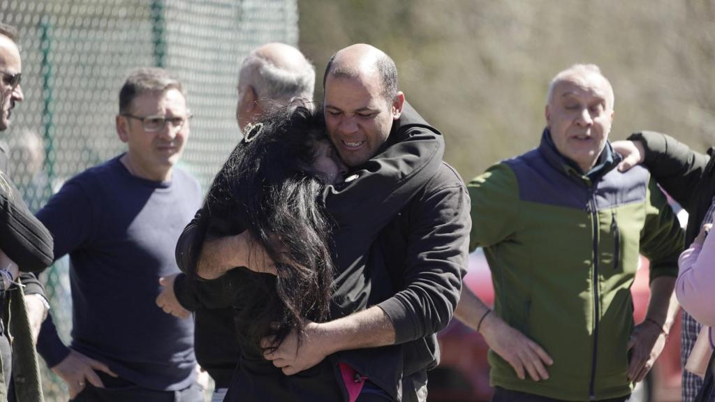 Familiares de los cinco mineros fallecidos en el accidente de una mina de Degaña (Asturias)