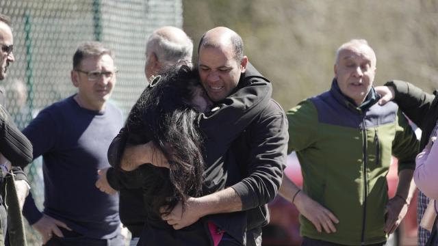 Familiares de los cinco mineros fallecidos en el accidente de una mina de Degaña (Asturias)