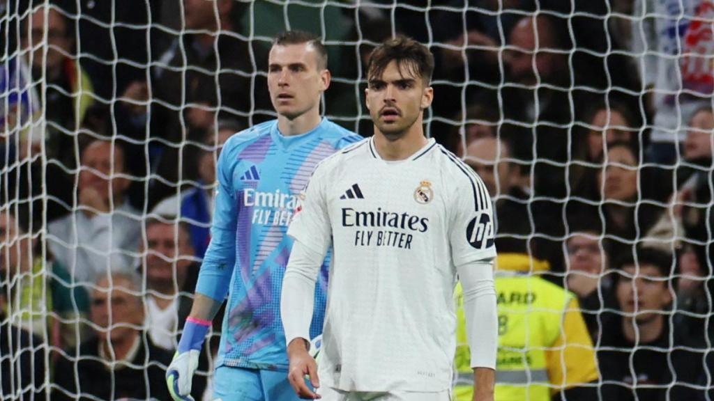 Lunin, junto a Asencio, en un partido del Real Madrid