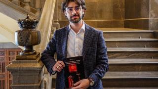 Álvaro Ramos, profesor y columnista de EL ESPAÑOL de Sevilla,  sostiene su nuevo libro.