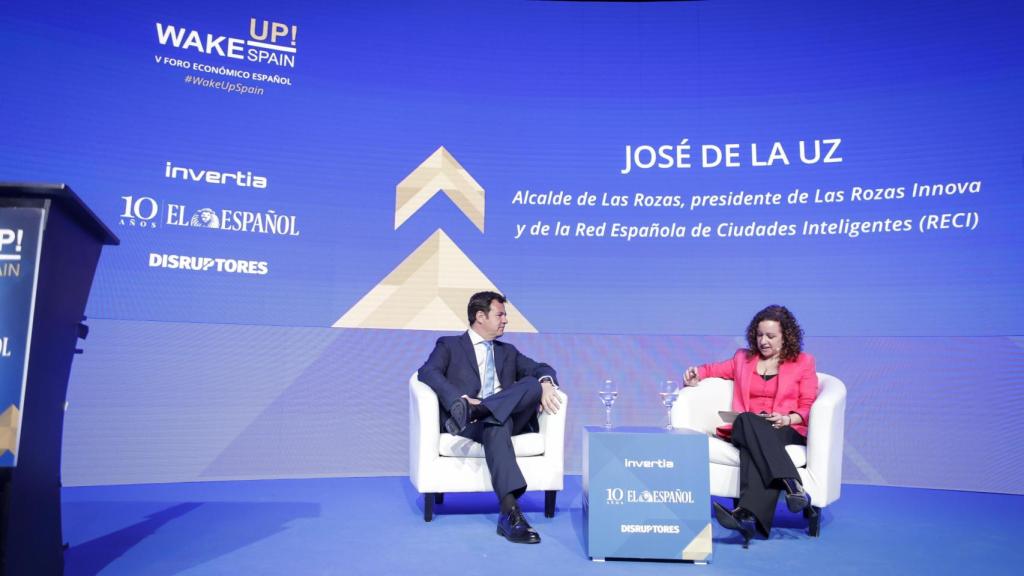 El alcalde de Las Rozas, José de la Uz, junto a la redactora jefa de DISRUPTORES, Noelia Hernández.