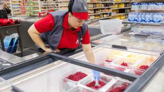 Una empleada de Alcampo manipula productos a granel en un supermercado de la compañía