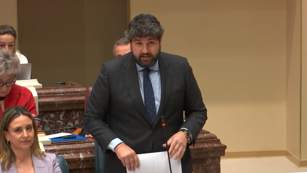 Fernando López Miras respondiendo a Pepe Vélez el pasado miércoles en la Asamblea Regional.