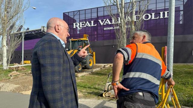 El alcalde de Valladolid, Jesús Julio Carnero, visita el inicio de las obras de reparación de los alrededores del estadio José Zorrilla