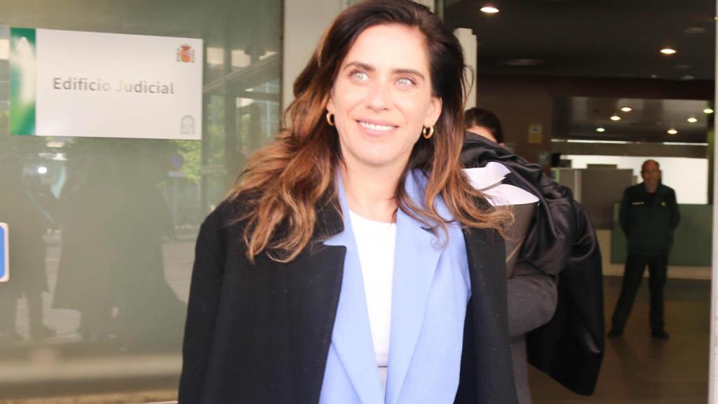 María León saliendo del Juzgado de lo Penal número 12 de Sevilla tras declarar ante el juez acusada de agredir a una policía.