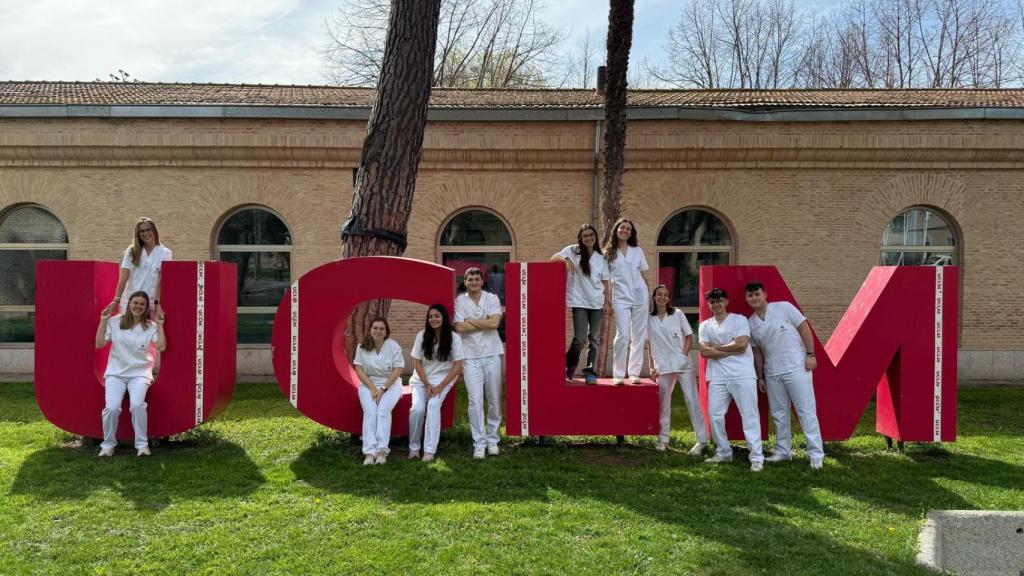Los alumnos  de fisioterapia que llevan a cabo el estudio posan en la Facultad