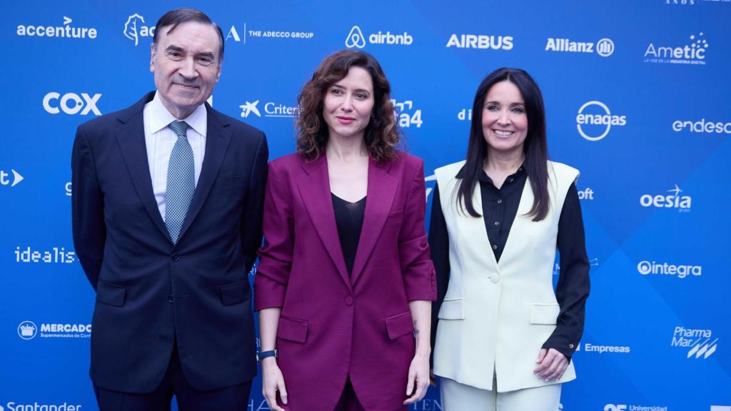 Isabel Díaz Ayuso junto a Pedro J. Ramírez y Cruz Sánchez de Lara.
