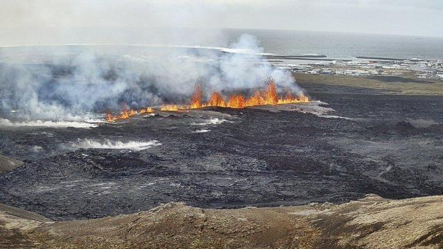 Imagen de la erupción del volcán en Grindavík, Islandia, de este martes 1 de abril.