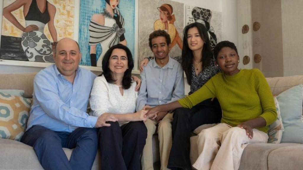 Luis, Sete y sus hijos Hamma (30 años), María (21 años) y Miriam (19 años).