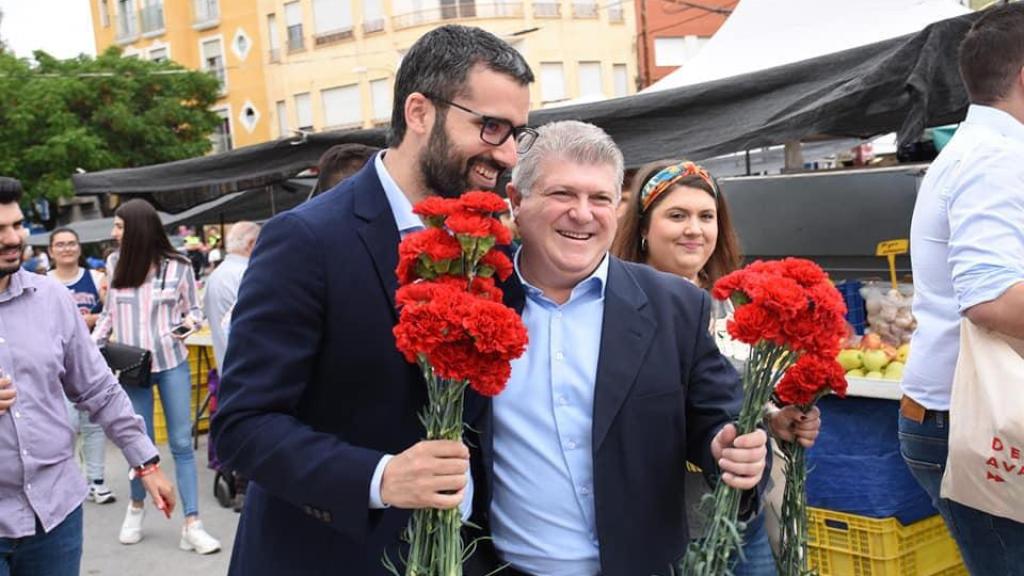El diputado Francisco Lucas (i), tras ganar las primarias del PSRM, junto al anterior secretario general del partido, Pepe Vélez (d), el pasado mes de enero.