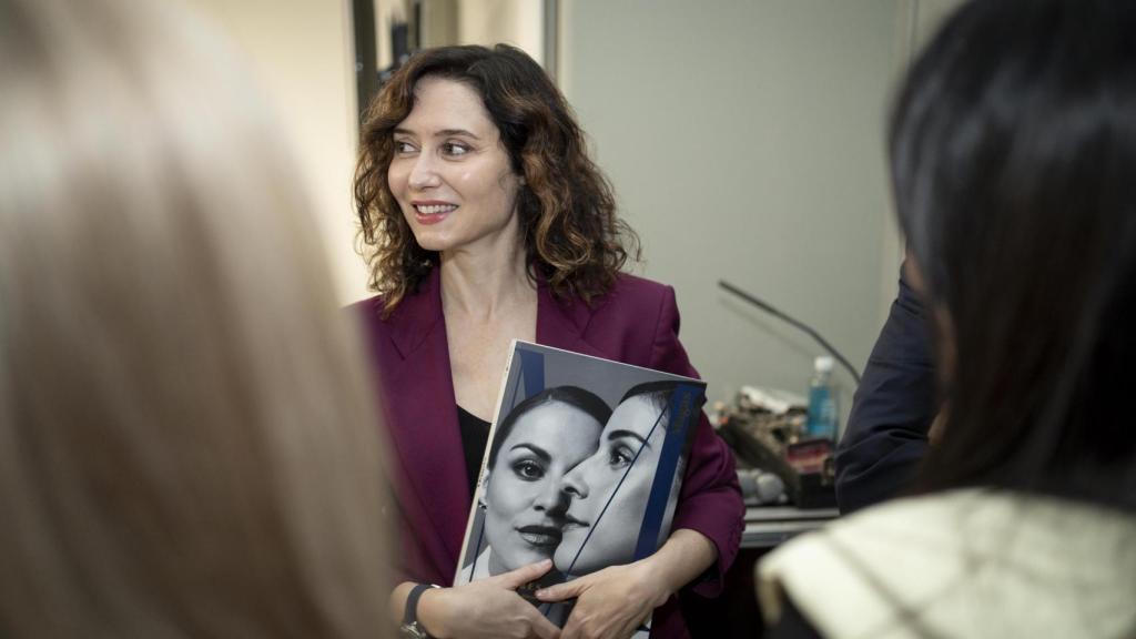 Isabel Díaz Ayuso con su ejemplar del primer bookazine de Magas Abril.