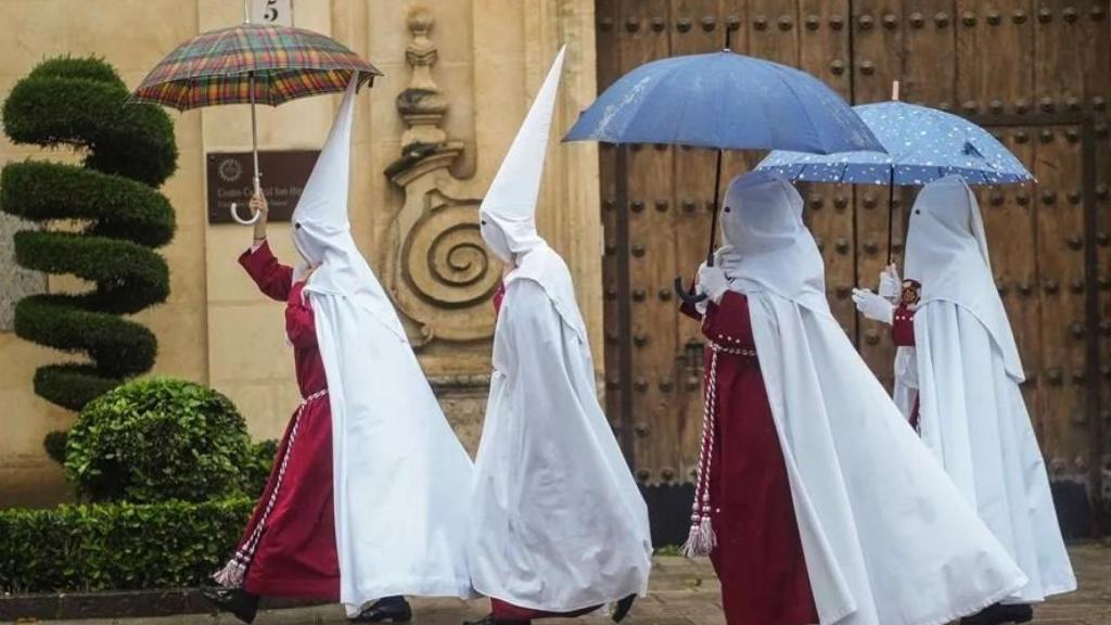 Nazarenos de la Hermandad de La Sentencia de Córdoba en la Semana Santa de 2024.