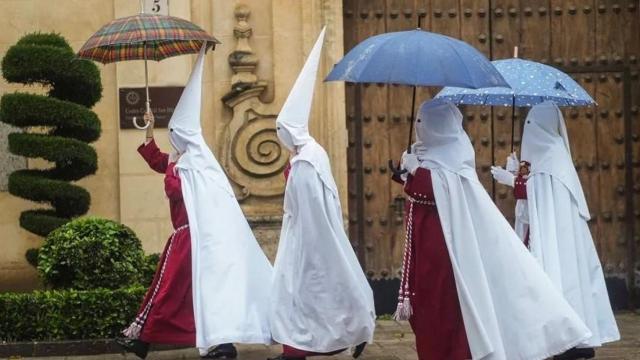 Nazarenos de la Hermandad de La Sentencia de Córdoba en la Semana Santa de 2024.