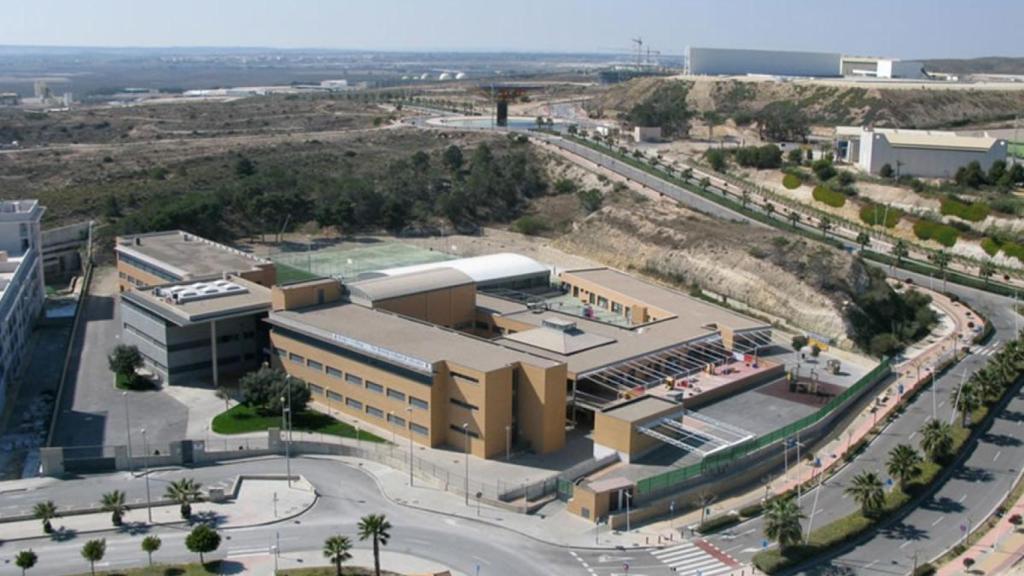 El King's College está cerca de la playa de San Juan en Alicante