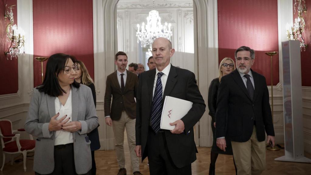 Eduardo Beut entrega la memoria de 2024 de la Agencia Antifraude a la presidenta de Les Corts, Llanos Massó. José Cuéllar