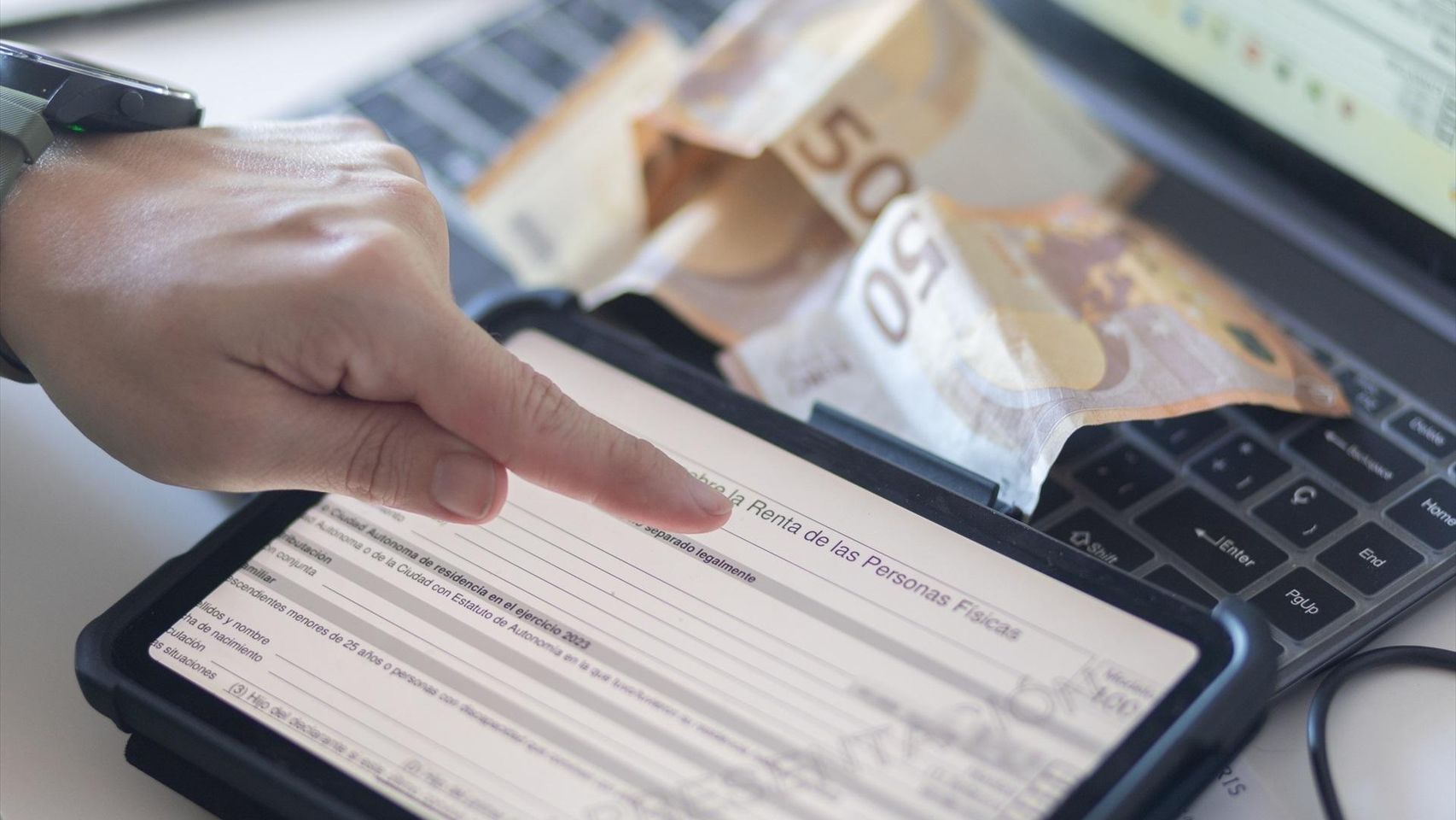 Una persona realizando la declaración de la Renta.