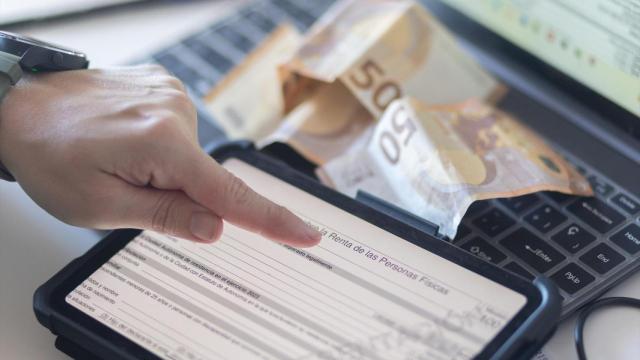 Una persona realizando la declaración de la Renta.