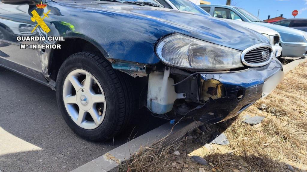 El vehículo del detenido tras intentar embestir a la Guardia Civil en su huida