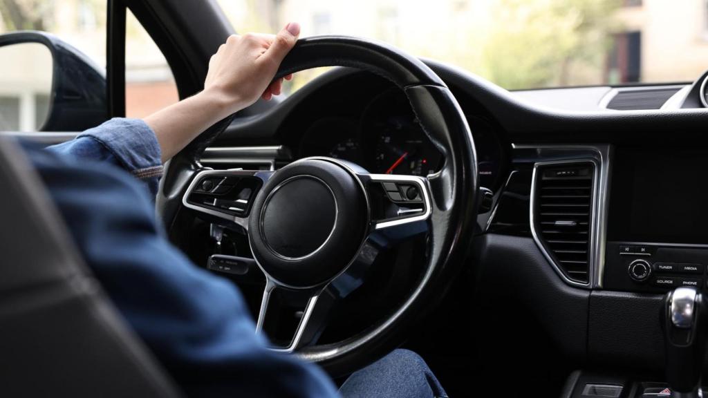 Una mujer sujeta el volante de un coche