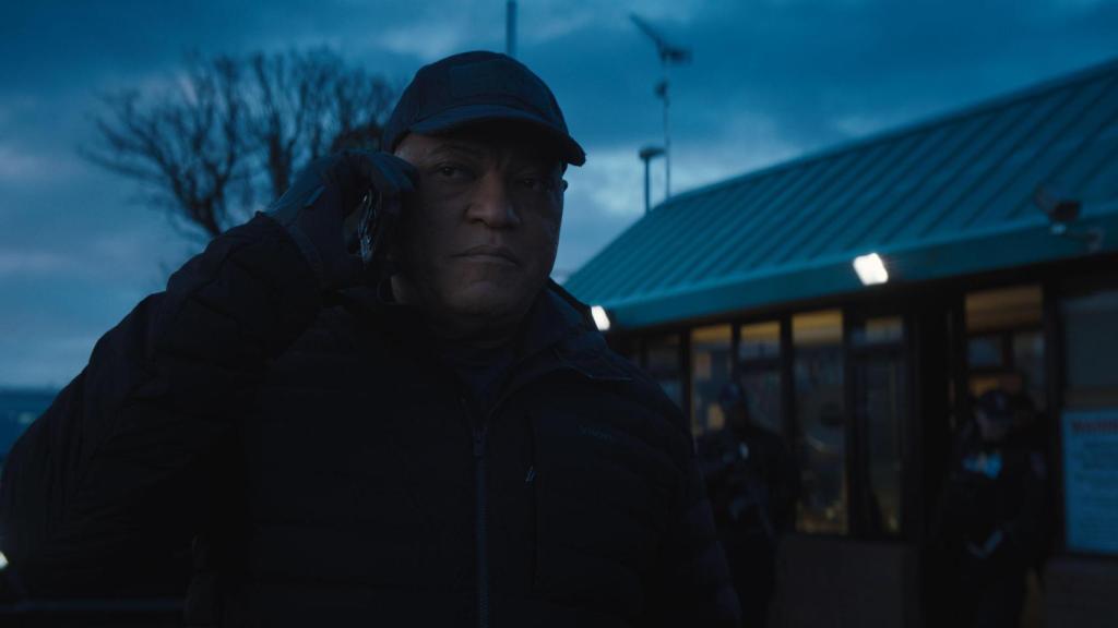 Laurence Fishburne interpreta a Henderson, el encargado de entrenar a Charles Heller