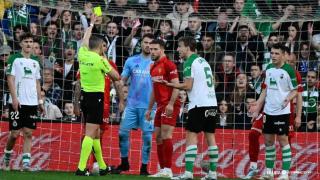 El colegiado enseña la amarilla a Iván Calero.