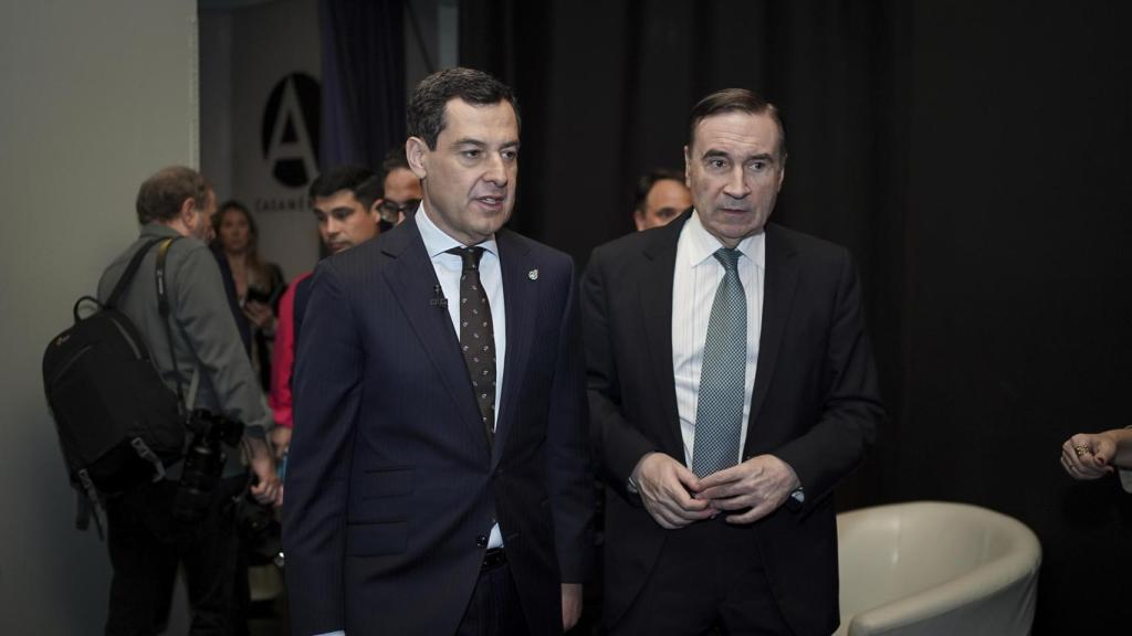 Juanma Moreno junto a Pedro J. Ramírez antes de su intervención.