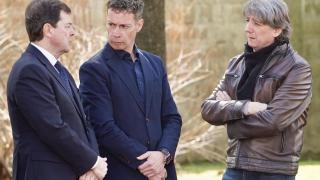 El presidente de la Junta de Castilla y León, Alfonso Fernández Mañueco; junto al alcalde de Villablino, Mario Rivas; y el secretario general del PSOE Castilla y León, Carlos Martínez, en Villablino