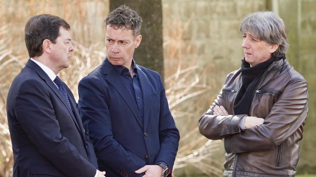 El presidente de la Junta de Castilla y León, Alfonso Fernández Mañueco; junto al alcalde de Villablino, Mario Rivas; y el secretario general del PSOE Castilla y León, Carlos Martínez, en Villablino