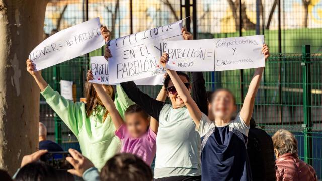 Patinadoras mostraron sus pancartas durante la inauguración con Ilia Topuria
