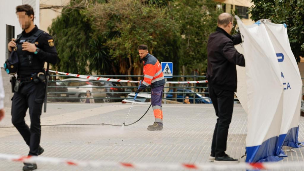 Una imagen de un operario de limpieza en el lugar donde cayeron los cuerpos.