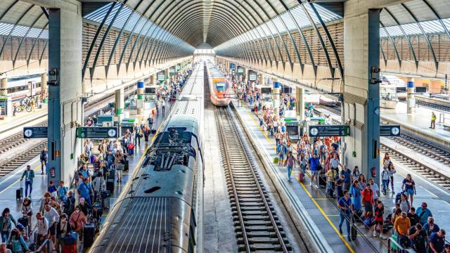 Un nuevo AVE llega a la capital hispalense.