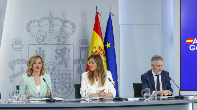 Pilar Alegría junto a los ministros Sara Aagese y Fernando Grande-Marlaska en rueda de prensa tras el Consejo de Ministros.