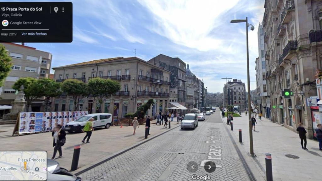 La Puerta del Sol con tráfico y Dinoseto a la izquierda de la imagen.