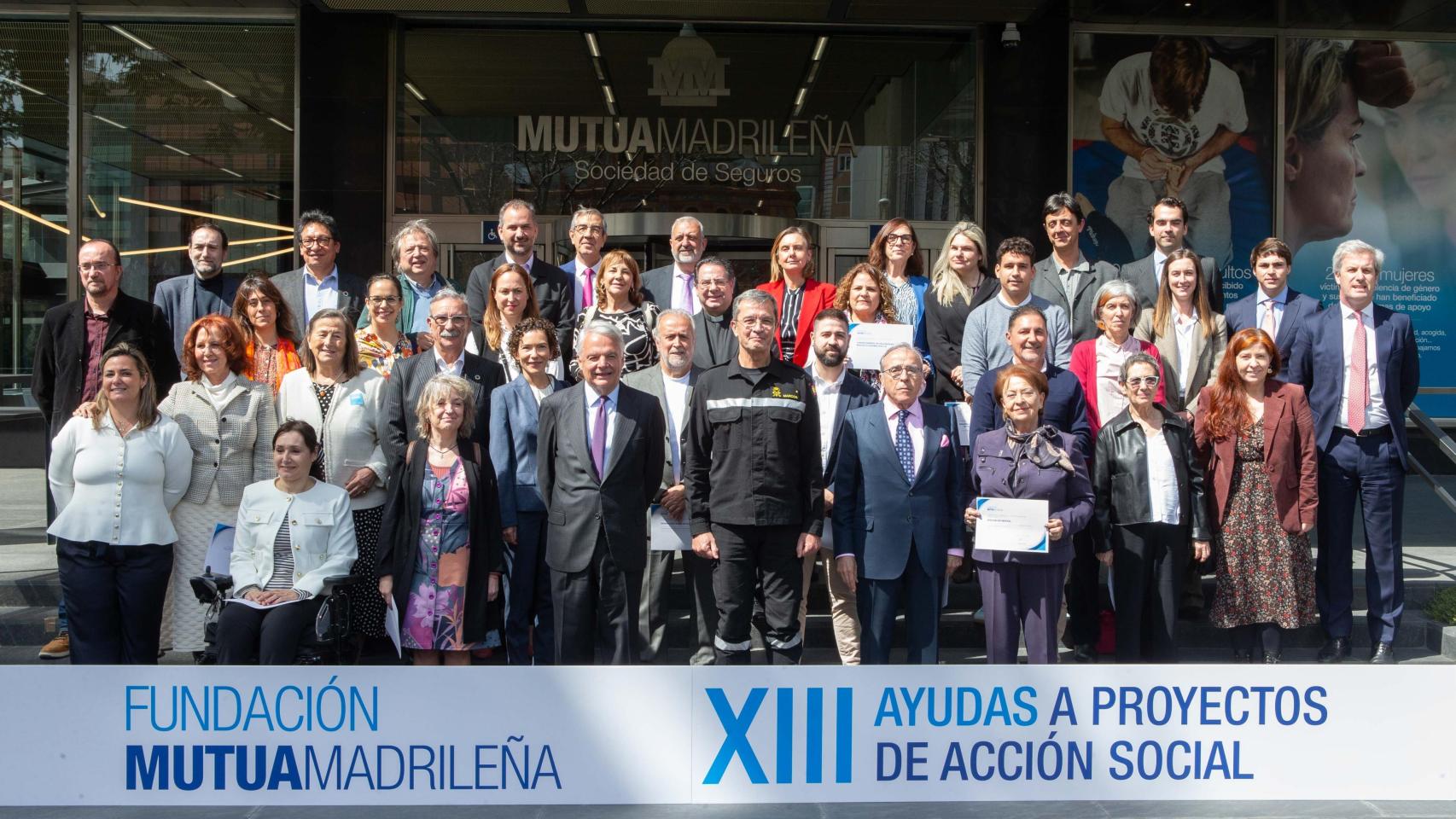 Foto de familia de los beneficiarios de la 13ª edición de las Ayudas a Proyectos de Acción Social de la Fundación Mutua.