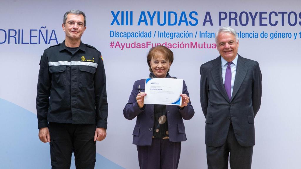 Una de las entidades beneficiarias junto al teniente general de la UME, Javier Marcos, y el presidente de Fundación Mutua Madrileña, Ignacio Garralda.