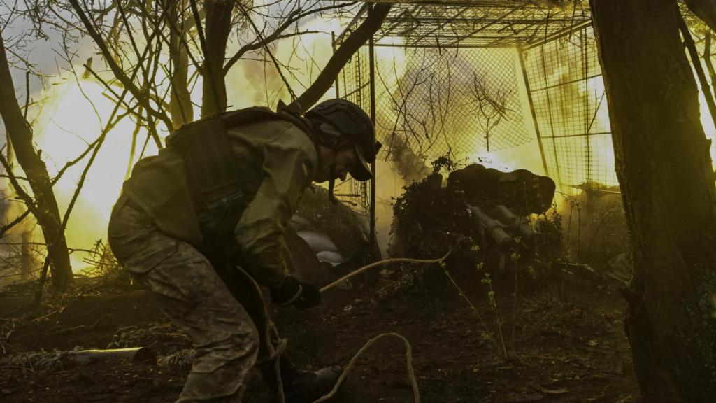 Un militar ucraniano dispara un cañón de artillería de campaña D-44 contra las tropas rusas en la región de Zaporiyia.