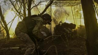 Un militar ucraniano dispara un cañón de artillería de campaña D-44 contra las tropas rusas en la región de Zaporiyia.