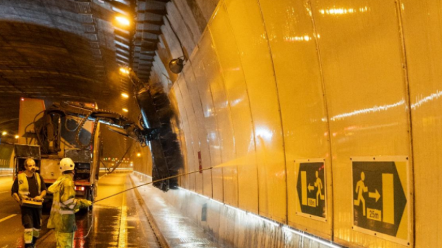 Trabajos de limpieza en el interior del túnel de la hiperronda en Churriana.