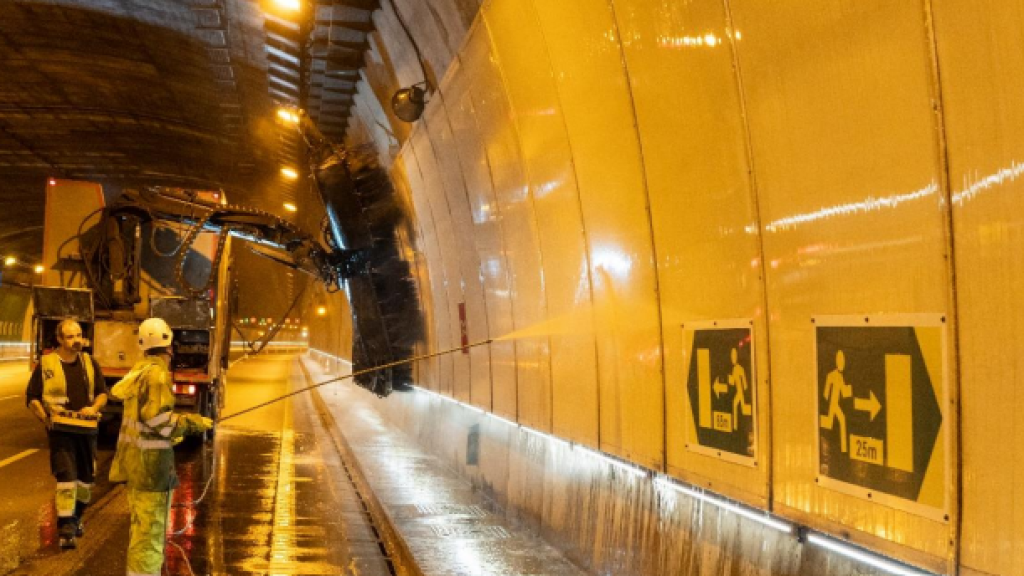 Trabajos de limpieza en el interior del túnel de la hiperronda en Churriana.