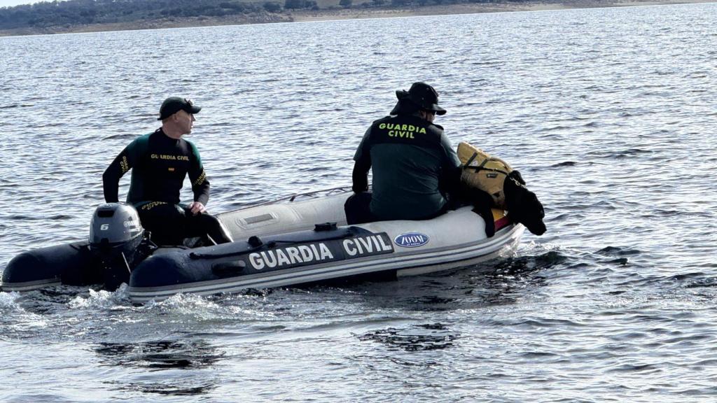 Grupo Especial de Actividades Subacuáticas de la Guardia Civil en el embalse de La Almendra