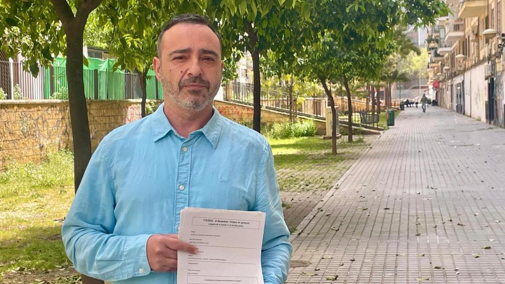 Manuel, el cocinero despedido del Ayuntamiento de Barcelona tras 17 años por no hablar catalán, con su carta de despido.