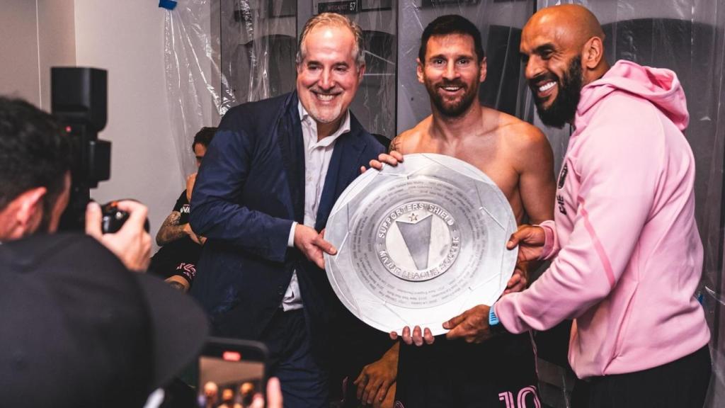 Yassine Cheuko, junto a Leo Messi en el vestuario del Inter Miami