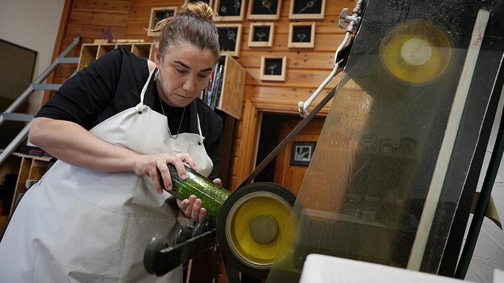 María Alameda trabajando con una botella de vino