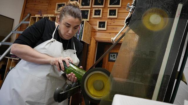 María Alameda trabajando con una botella de vino